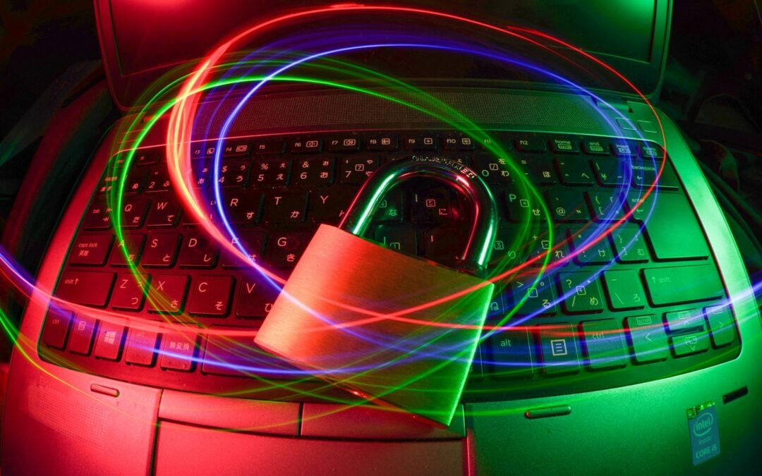 Vorhängeschloss auf einer Laptop-Tastatur mit Lichtspuren – Symbolbild für die PHP-Sicherheitslücke PHP2Shell