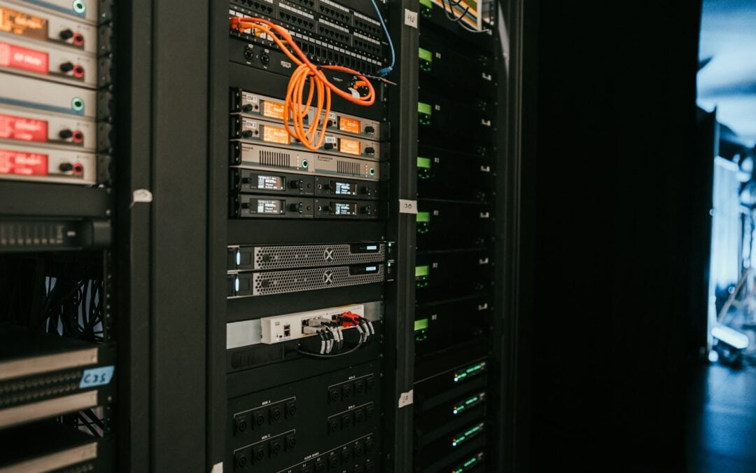 Serverrack mit orangefarbenen Netzwerkkabeln – Symbolbild für den Datenschutz beim Wechsel weg von VMware